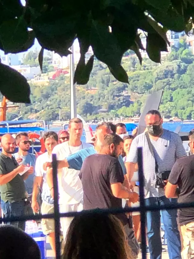 Kıvanç Tatlıtuğ Bodrum'da kamera karşısına geçti