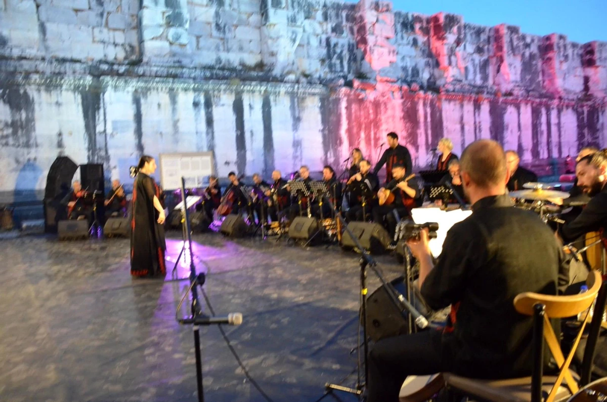 İzmir Devlet Türk Dünyası Dans ve Müzik Topluluğu, Apollon Tapınağı\'nda konser verdi