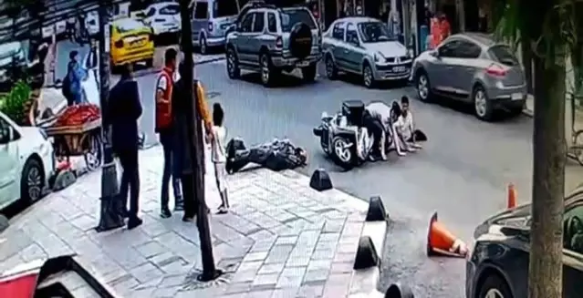 Motosikletin yaşlı adama çarptığı anlar kamerada