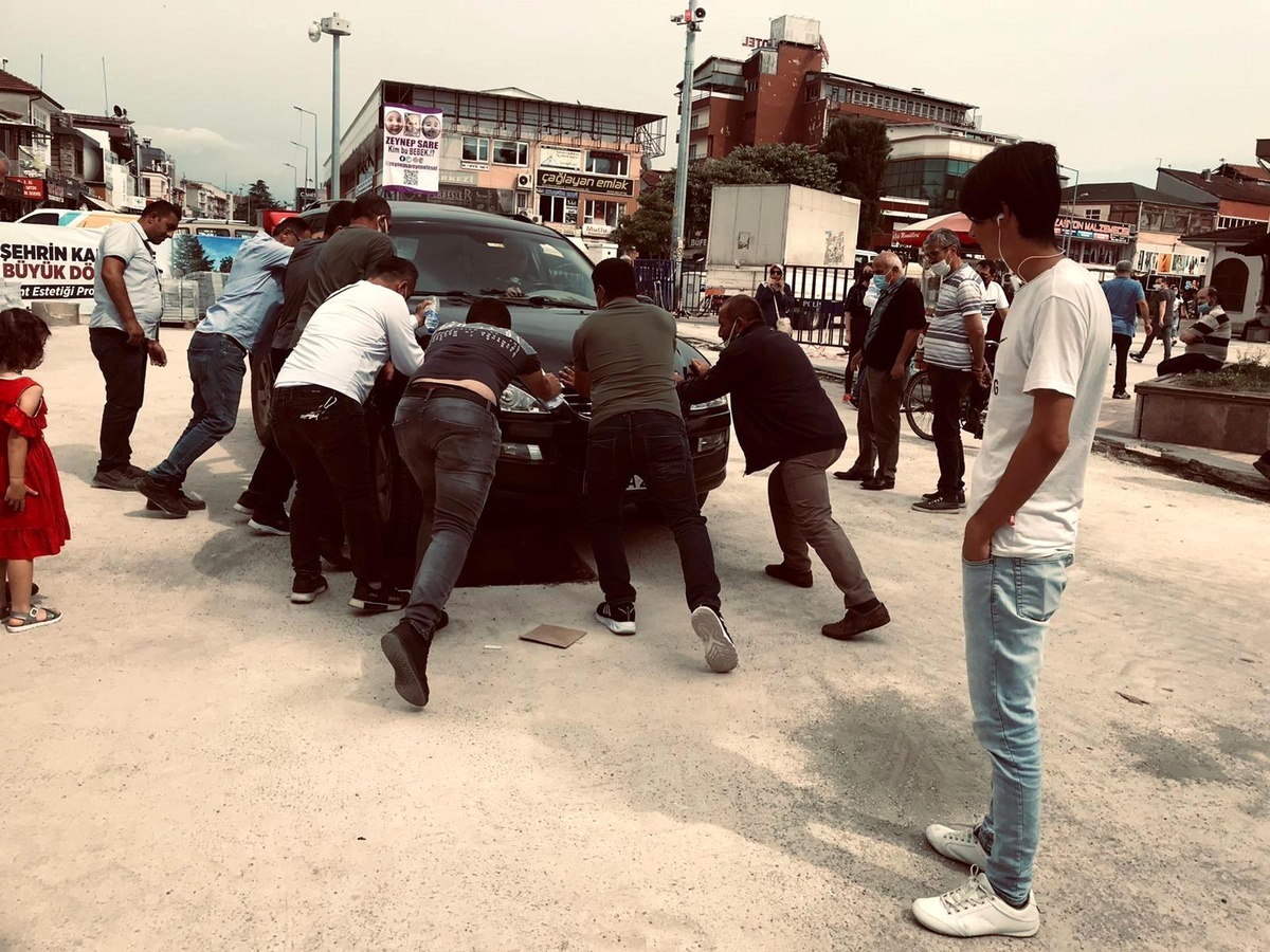Otomobilin tekerleği çukura düştü vatandaşlar seferber oldu