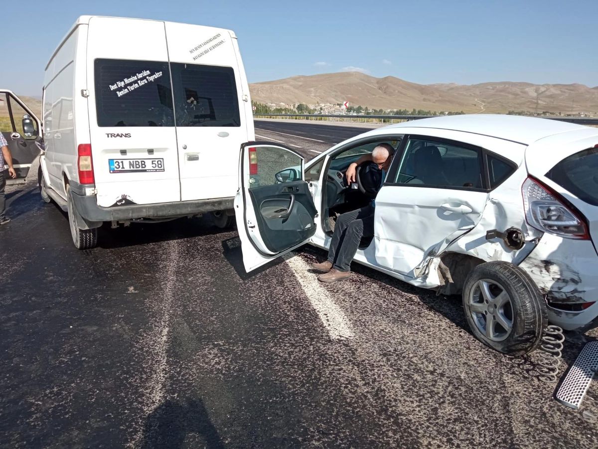 Otomobille minibüs çarpıştı: 2 yaralı
