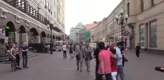 Rusya'da yeniden devreye giren Kovid-19 tedbirlerine rağmen sokaklar canlılığını koruyor