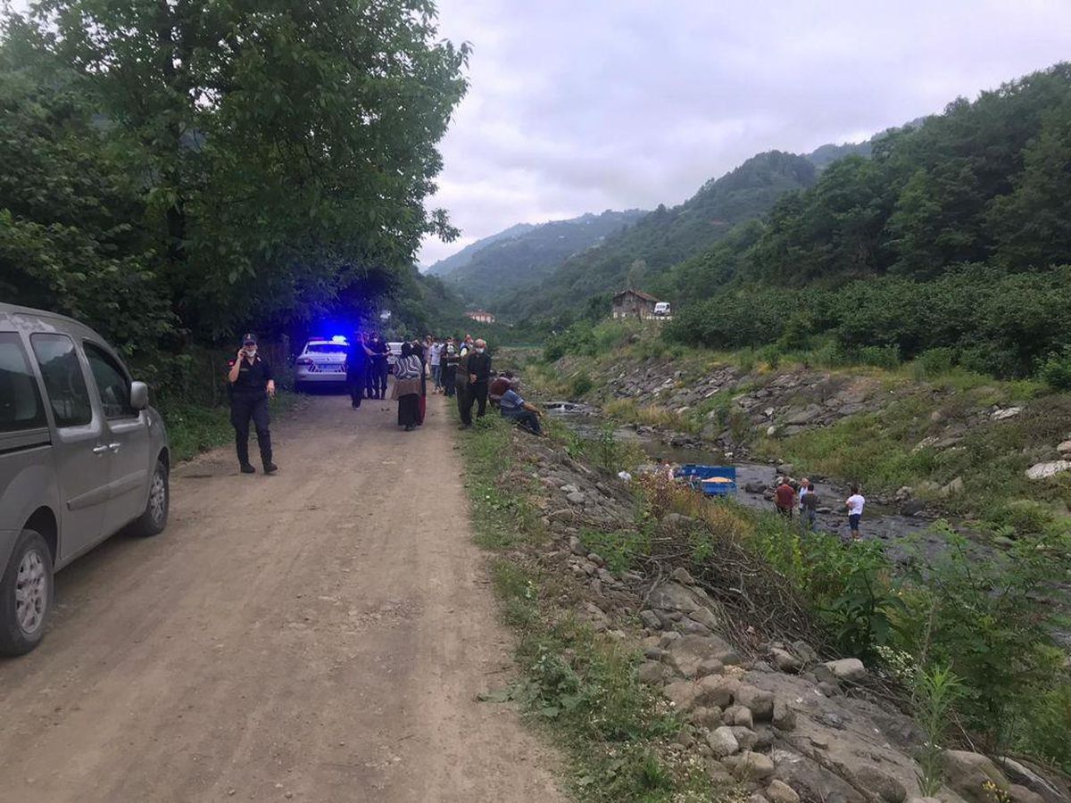 Samsun\'da tarım aracı dereye devrildi: 1 ölü, 1 yaralı