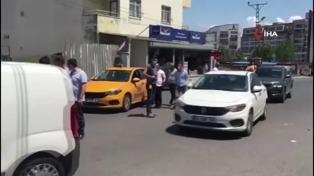 Sultanbeyli'de motosikletli kurye, taksiye çarparak yaralandı