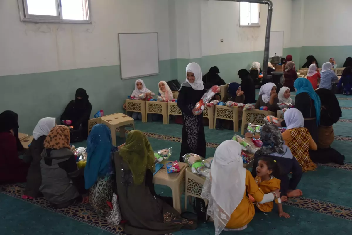 Türkiye\'den üniversite öğrencileri, Suriye\'de dağıttıkları oyuncaklarla 2 bin 500 çocuğu mutlu etti