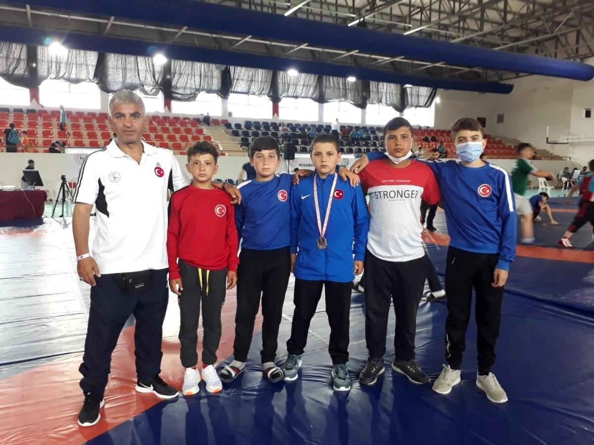 Türkiye Güreş Şampiyonasında Türkiye 2.cisi olarak Şuhutluları sevince boğdu