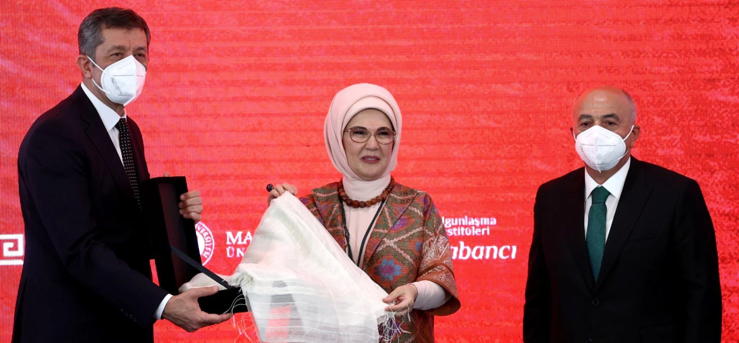 Emine Erdoğan, Türkiye\'nin ilk "Dokuma Atlası Sergisi"ni gezdi (2)