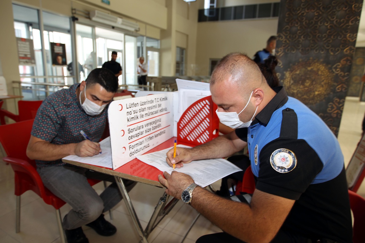 Van\'da polislerden Türk Kızılayın kan bağışı kampanyasına destek