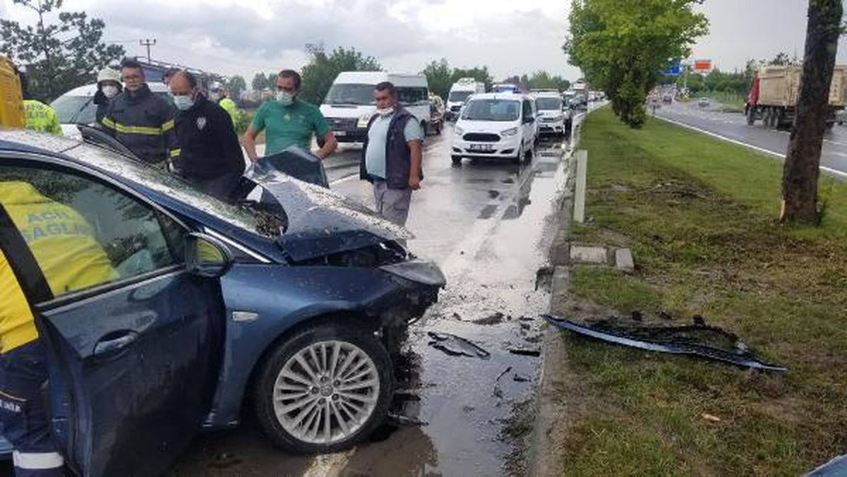 Yağmurla kayganlaşan yolda otomobille ağaca çarpıp yaralandı