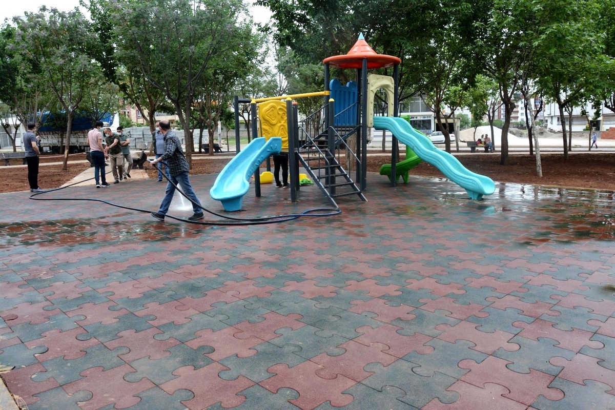Yeşil alan içerisindeki çocuk oyun parkı tahrip edildi