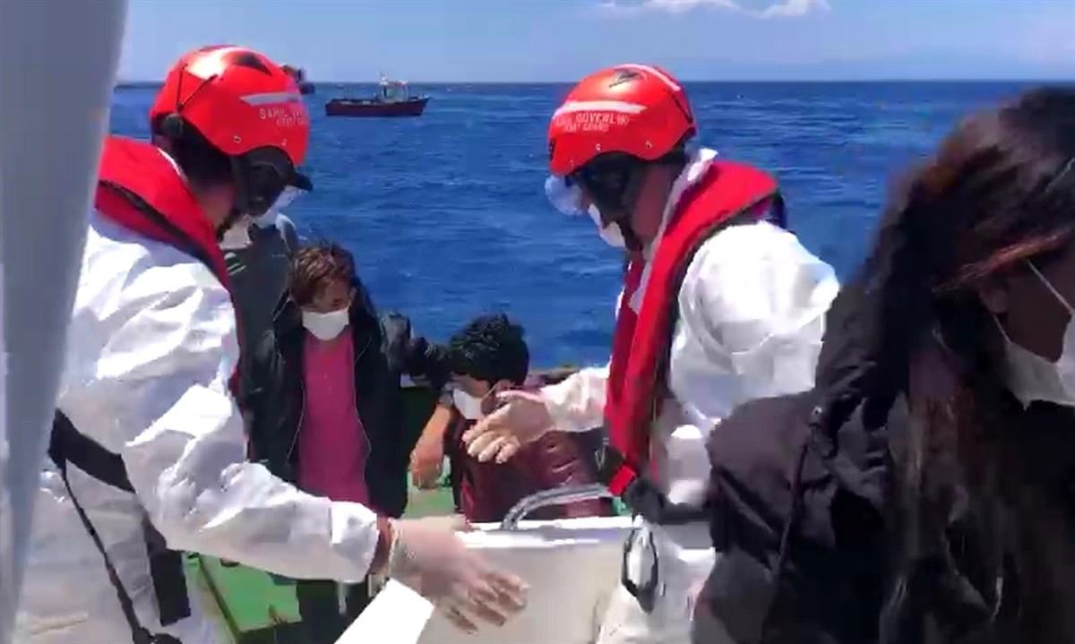Yunanlıların ölüme terk ettiği 100 düzensiz göçmen kurtarıldı