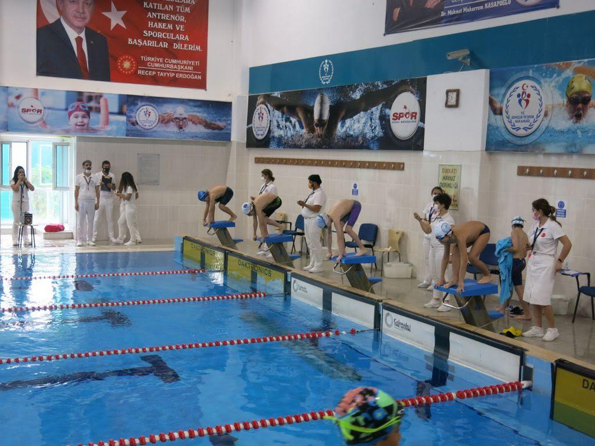 Yüzme yarışlarının ilk gününde Bağcılar\'a yedi madalya