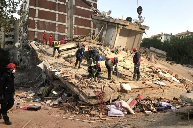 15 kişinin yaşamını yitirdiği Doğanlar Apartmanı deprem yönetmeliğine aykırı yapılmış