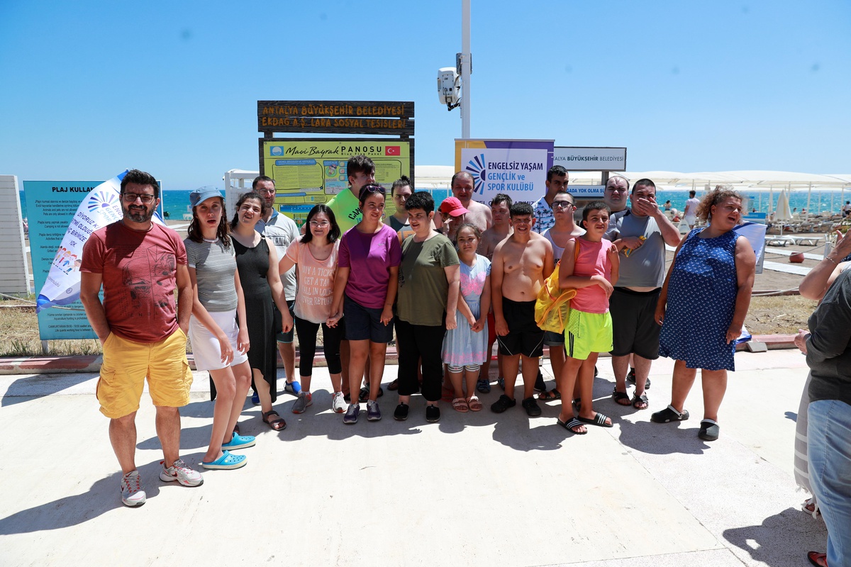 Antalya\'da Engelsiz Yaşam Gençlik ve Spor Kulübü üyesi öğrenciler plajda bir araya geldi