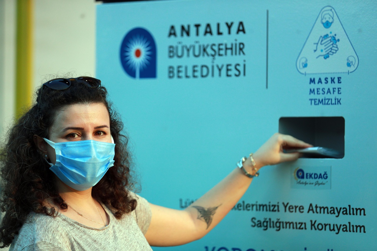 Antalya\'da Konyaaltı Sahili\'ne atık ve maske otomatı yerleştirildi
