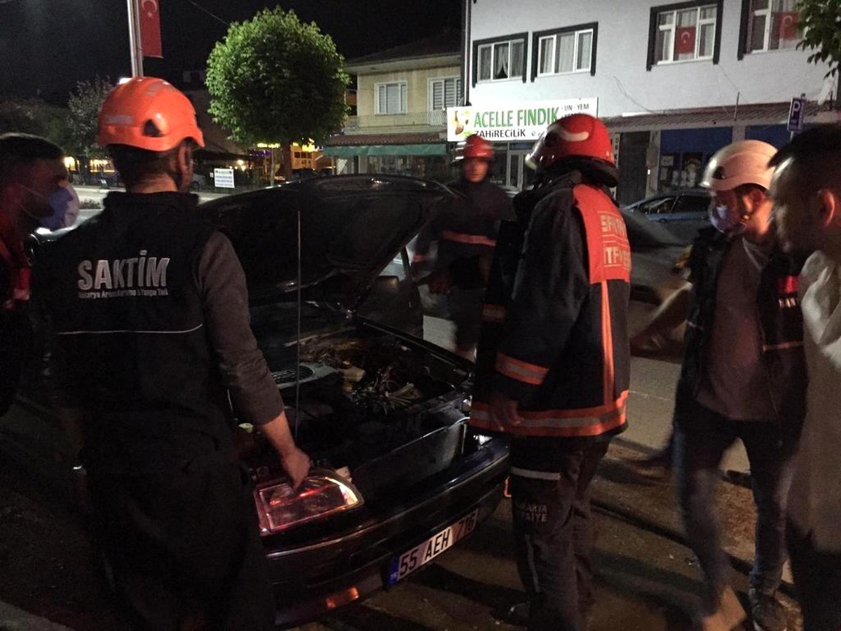 Aracın motor kısmında çıkan yangın büyümeden söndürüldü