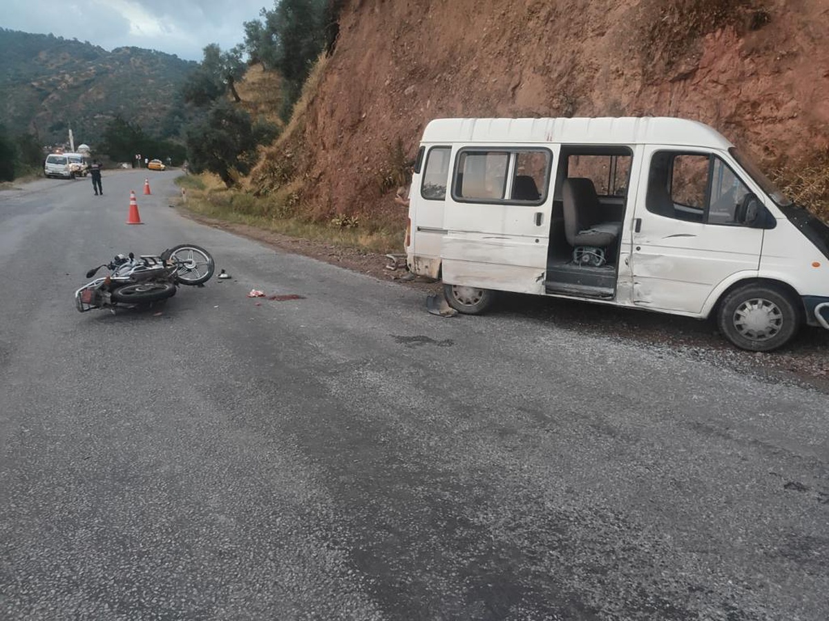 Aydın\'da minibüs ile motosikletin çarpışması sonucu 2 kişi yaralandı