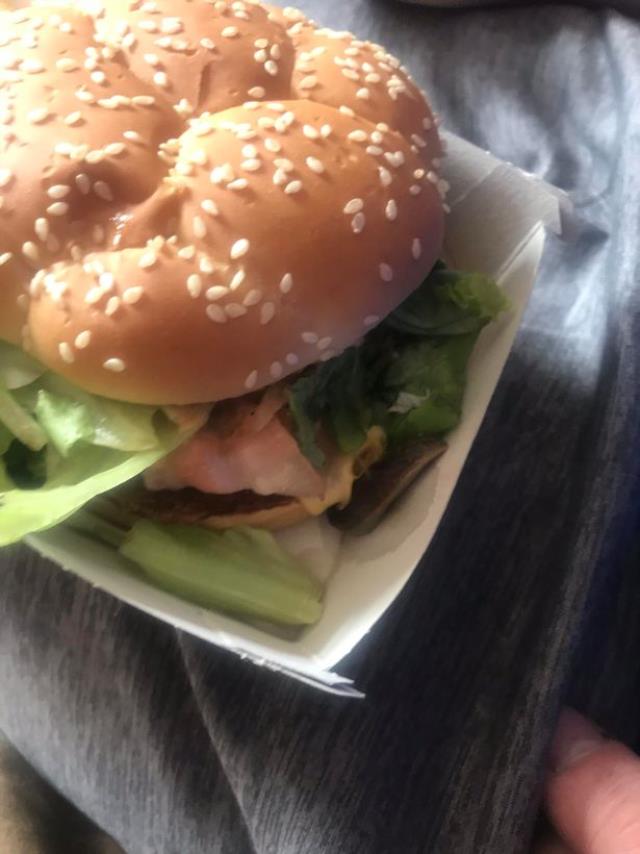 Az kalsın turşu diye yiyeceklerdi! Ünlü fast- food zincirinden alınan hamburgerin içinden sümüklü böcek çıktı