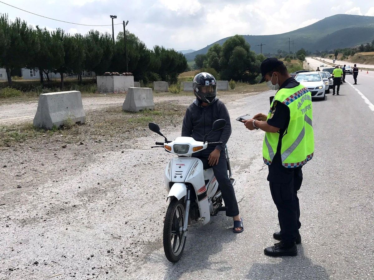 Balıkesir\'de jandarmadan 10 aranan şahsa gözaltı