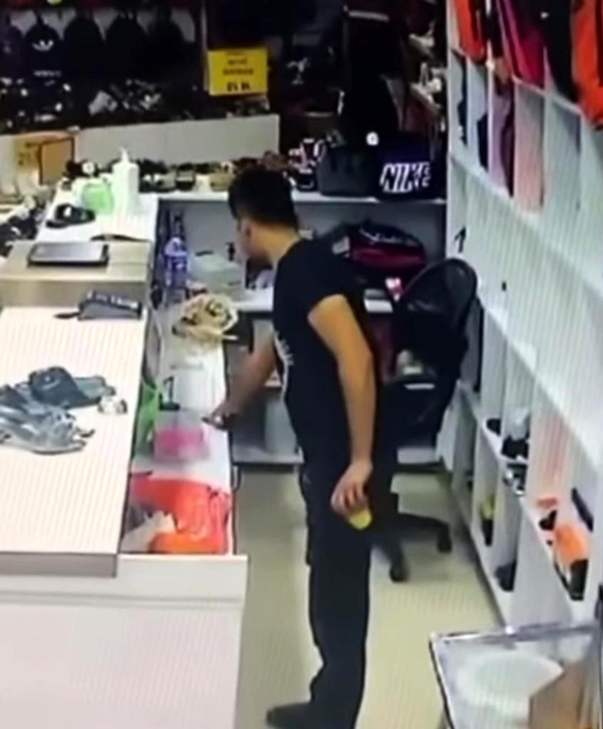 Son dakika haber: Batman\'da masanın üzerindeki cep telefonunu çalan hırsız kameralara yakalandı