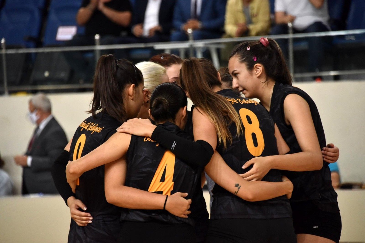 Bozüyük bayan voleybol takımı iyi oynadığı müsabakayı kaybetti