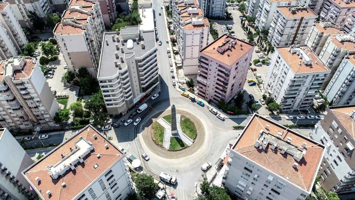 Buca\'nın o meydanında genişletme çalışması