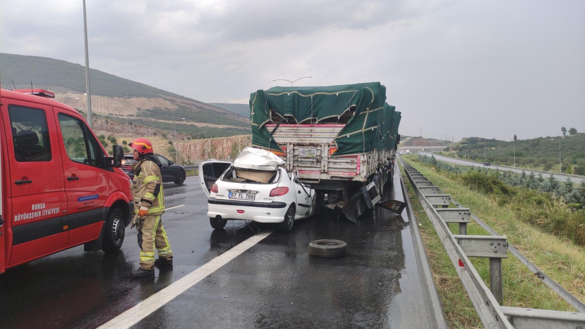 Bursa\'da tıra çarpan otomobilin sürücüsü hayatını kaybetti