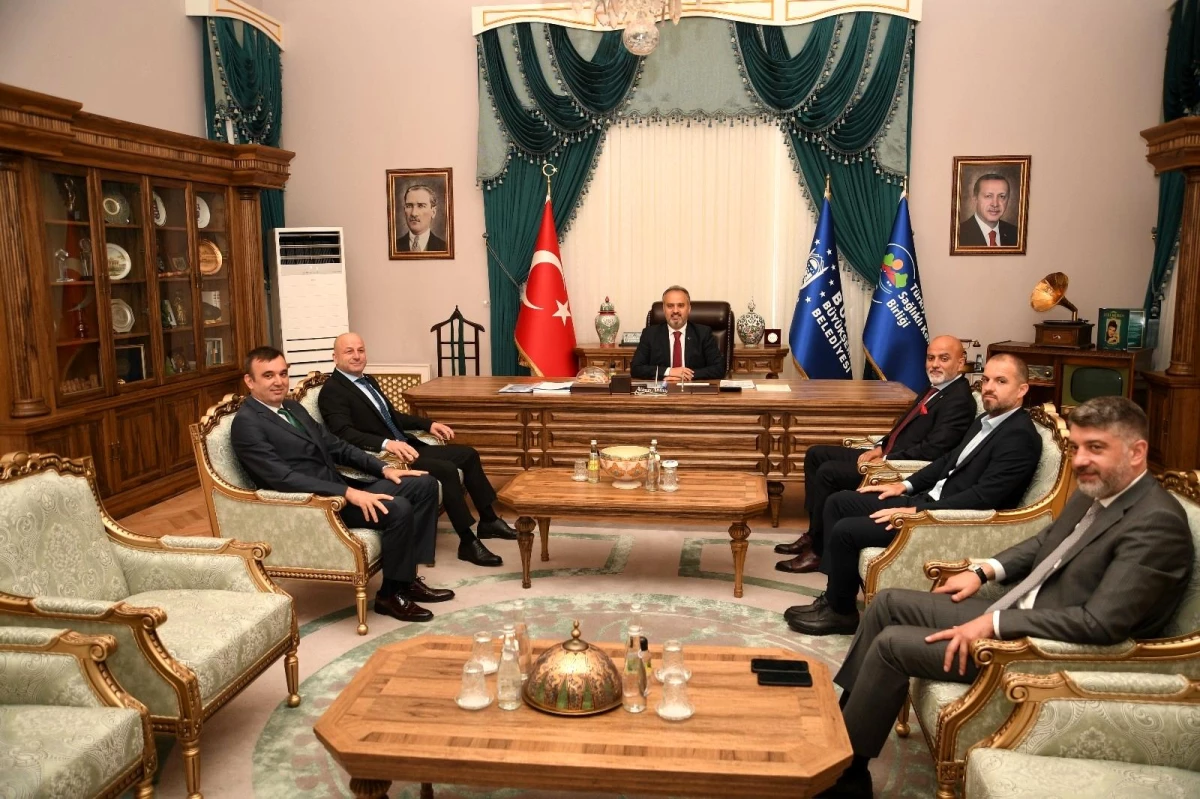 Bursaspor yönetimi Büyükşehir Belediye Başkanı Alinur Aktaş\'ı ziyaret etti