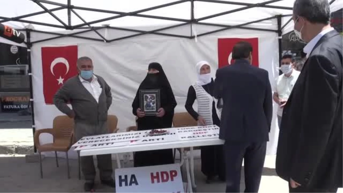 Çocukları dağa kaçırılan aileler HDP binası önünde oturma eylemi yaptı