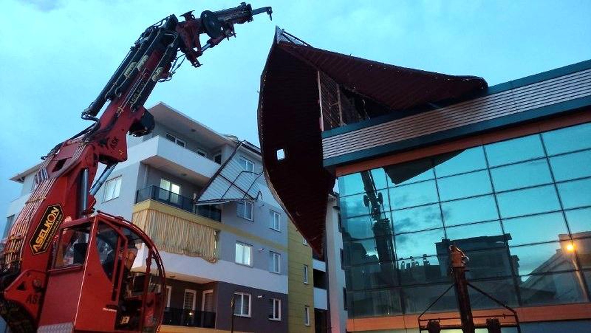 Denizli\'de kum fırtınası: Çatılar uçtu, ağaçlar devrildi