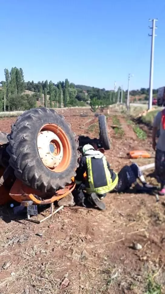 Son dakika haber... Devrilen traktörün altında kalan sürücüyü itfaiye kurtardı