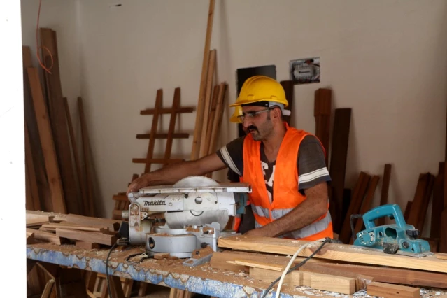 Dünyanın en büyük çay bardağı inşaatında çalışan işçiler bir rekora imza atmanın gururunu yaşıyor