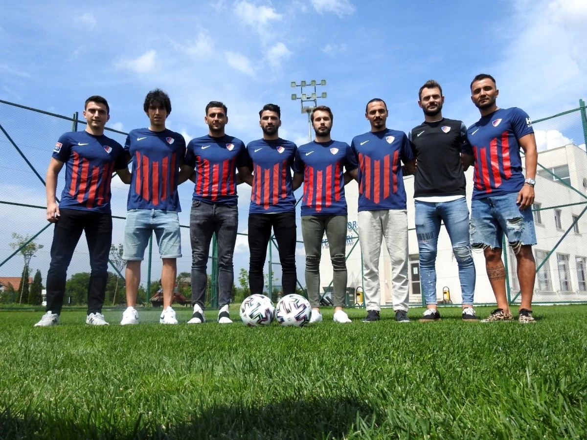 Düzcespor\'da 8 futbolcu sözleşme imzaladı