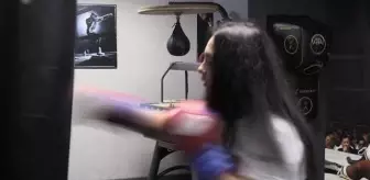 ESKİŞEHİR - Avusturya'dan kesin dönüş yapan genç kadın boksör Türkiye için yumruk atacak