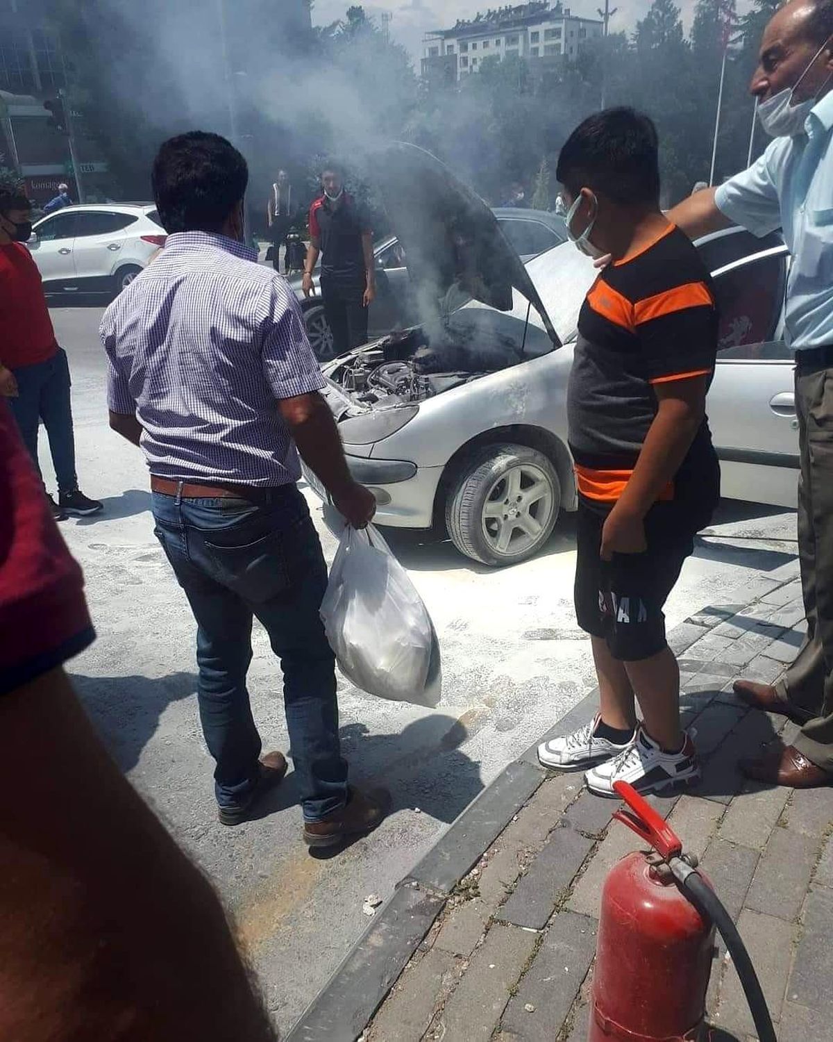 Hareket halindeki araç alev aldı