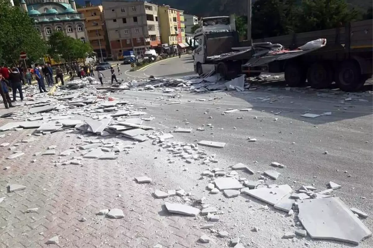 Hareket halindeki tırın üzerindeki mermerler yola devrildi