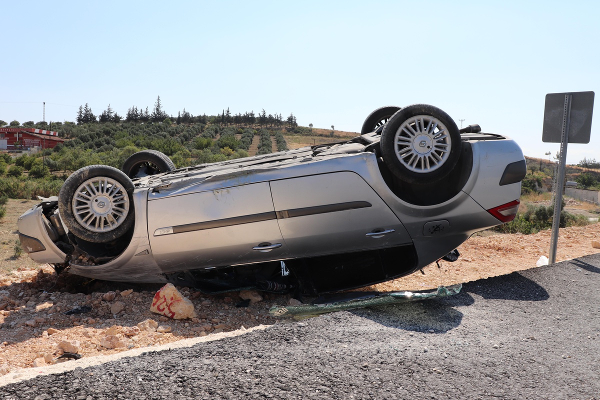 Hatay\'da takla atan otomobilin sürücüsü yaralandı