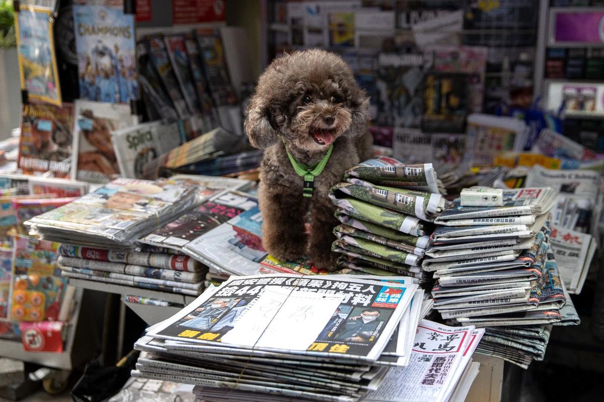 Hong Kong\'da muhalif Apple Daily gazetesi cumartesiye kadar kapatılacak
