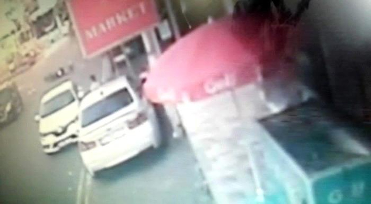 Son dakika... Kartal\'da motokuryenin 6 yaşındaki çocuğa çarptığı anlar kamerada