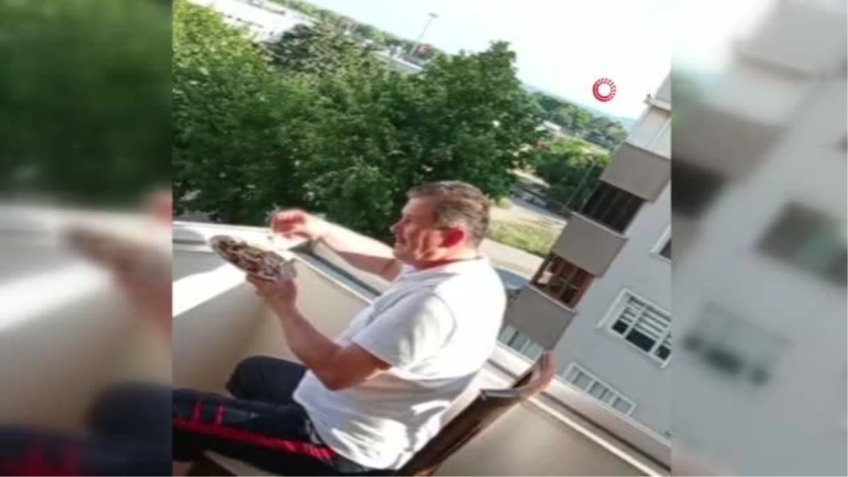 Kartal\'da yaşayan vatandaş, yemeklerini martılarla beraber balkonunda yiyor