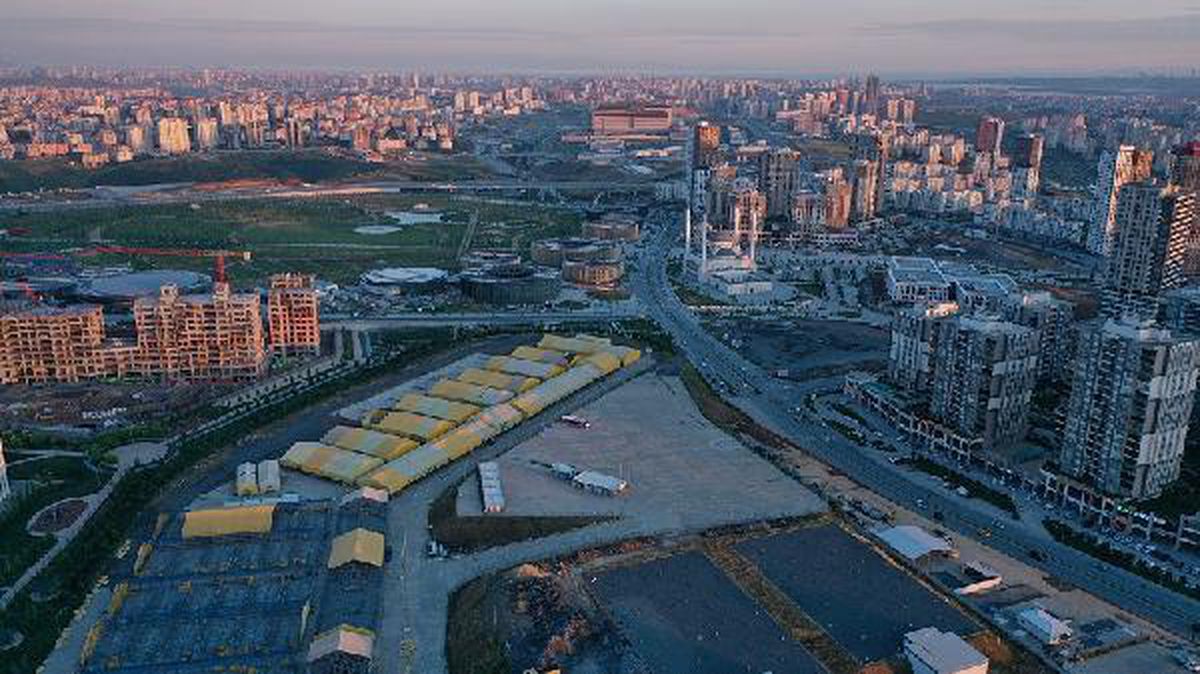 İlçe belediyesi ve İBB, Başakşehir\'de kurulan kurbanlık pazar yüzünden karşı karşıya geldi