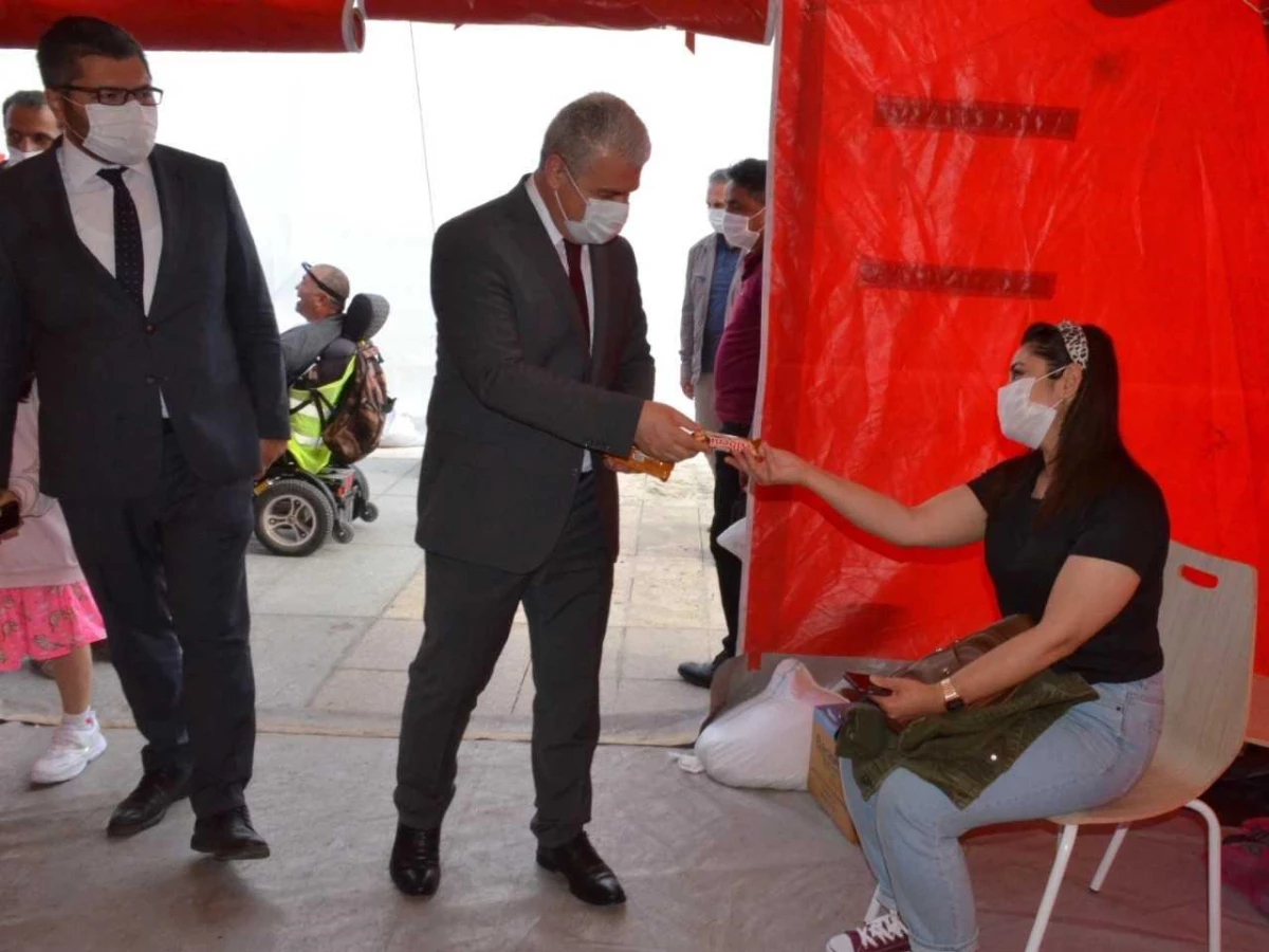 Kırşehir Valisi Akın, kent meydanında kurulan stantta aşı olanlara çikolata dağıttı