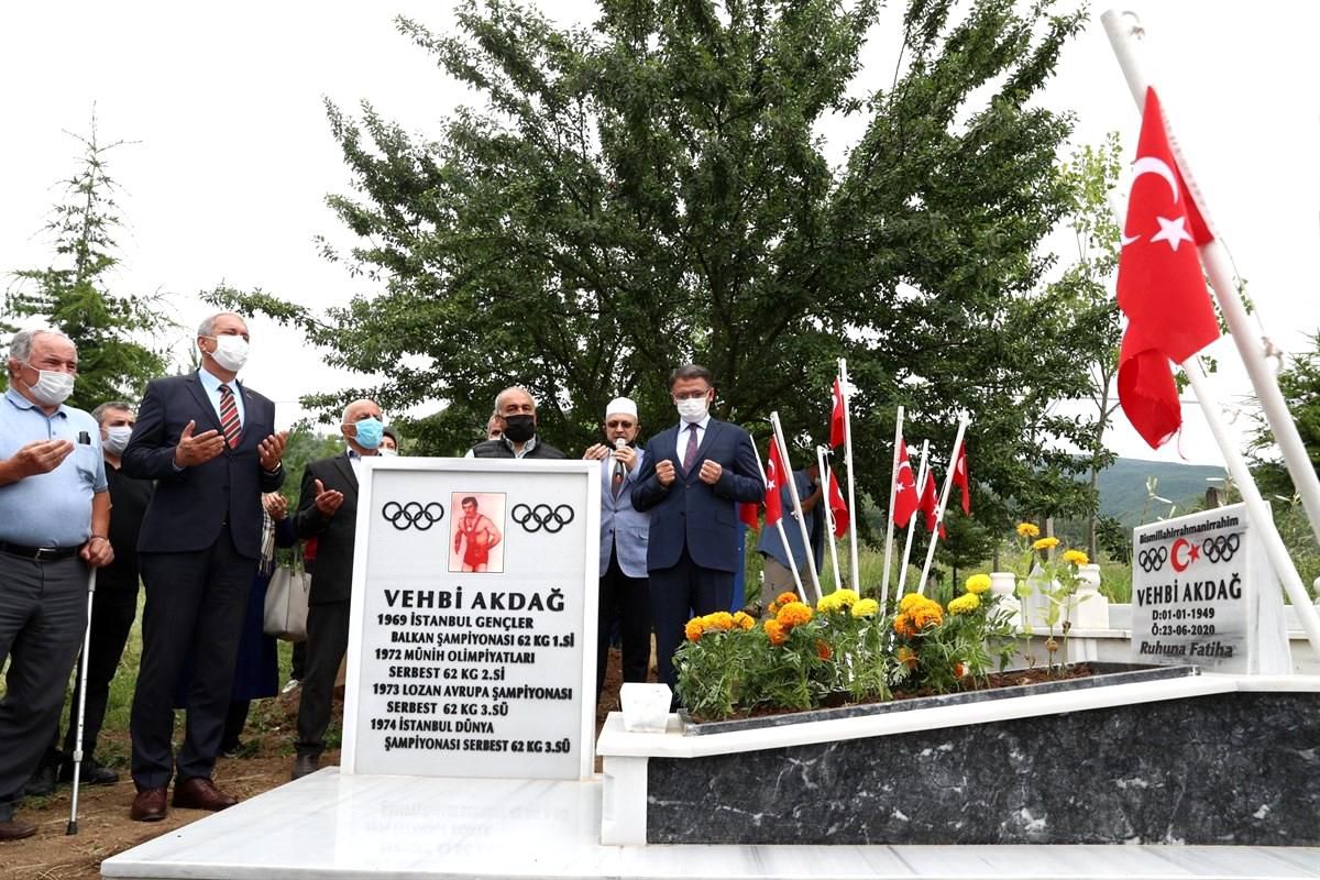 Milli güreşçi kabri başında anıldı