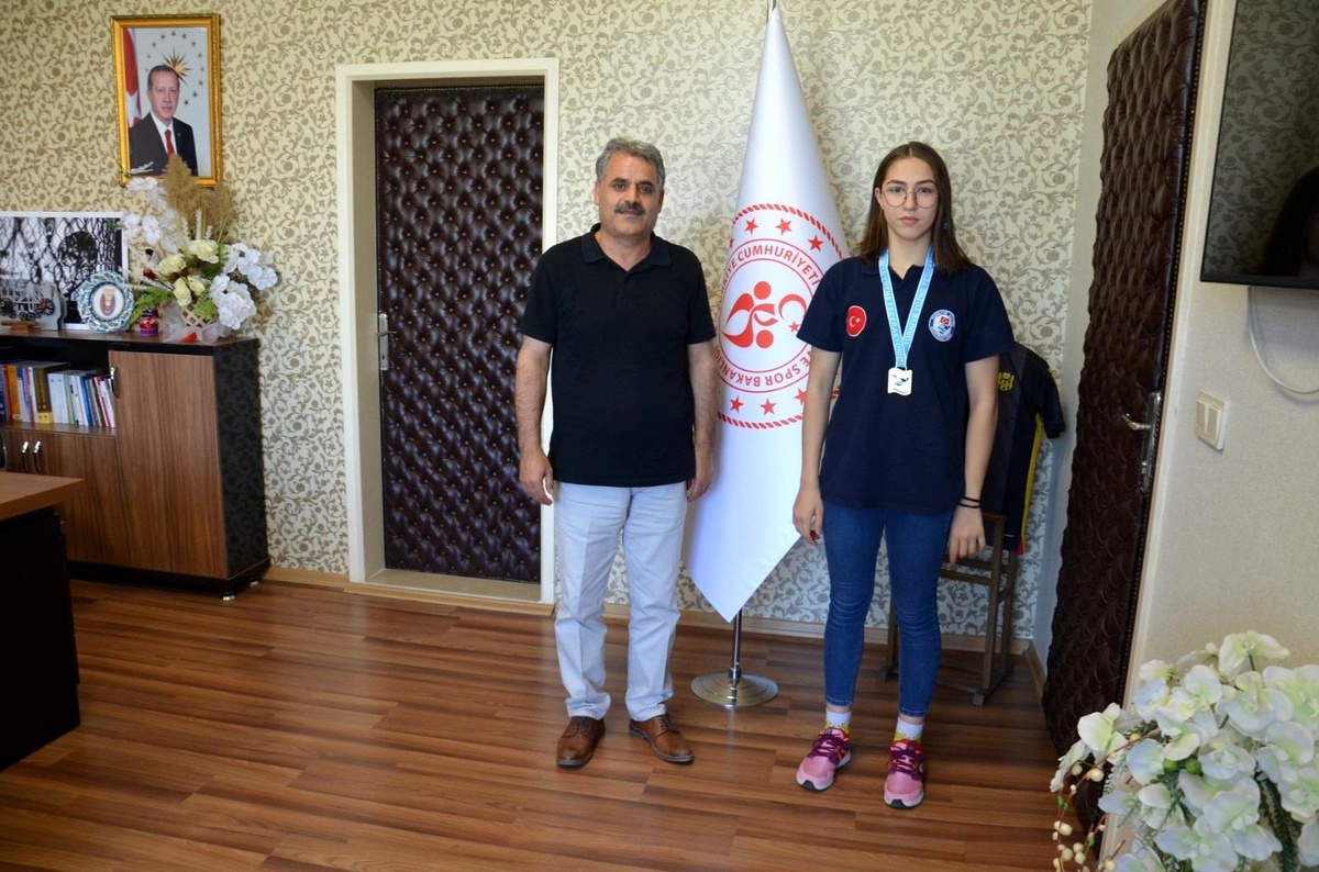 Milli yüzücü Burcunaz Narin\'den madalya sözü