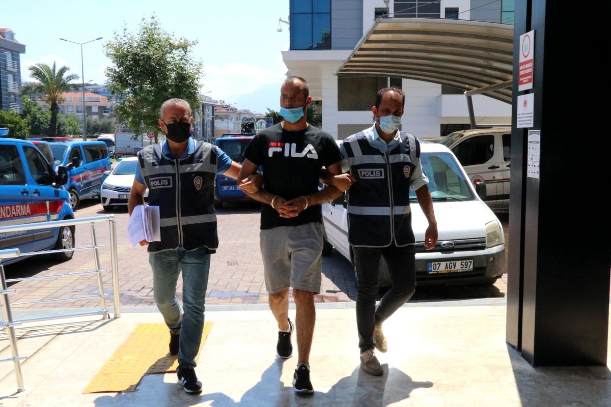Otobüsten çaldığı cep telefonunu satarken yakalandı