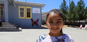 Recep öğretmen, sıcaktan bunalan öğrencilerini 'su oyunu'yla serinletti