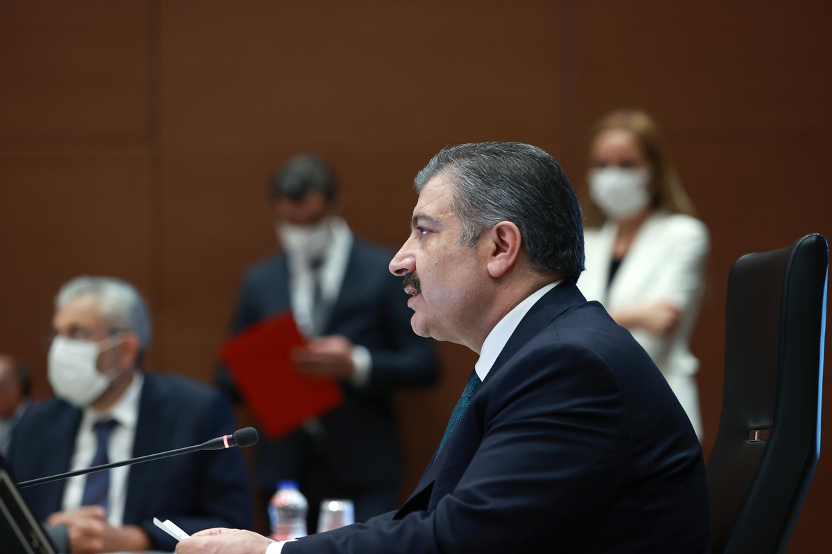 Sağlık Bakanı Koca, cuma gününden itibaren 18 yaşından gün almış herkesin aşı randevusunun açılacağını bildirdi.
