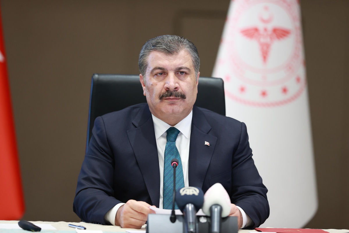 Sağlık Bakanı Koca: "Hastalığı geçirdikten 45 gün sonrasında 65 yaş üzerinde vefatın iki kattan fazla arttığını tespit ettik. Gelecek 3 yıl bu hasarı...