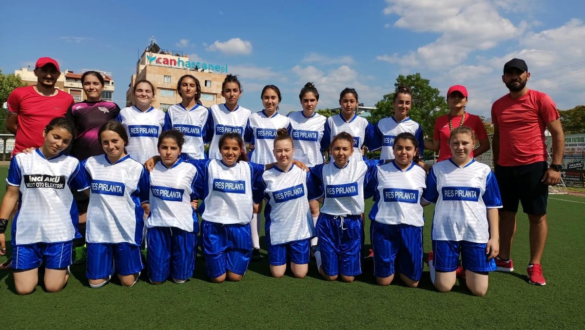 Salihli\'de kızlardan futbola büyük ilgi