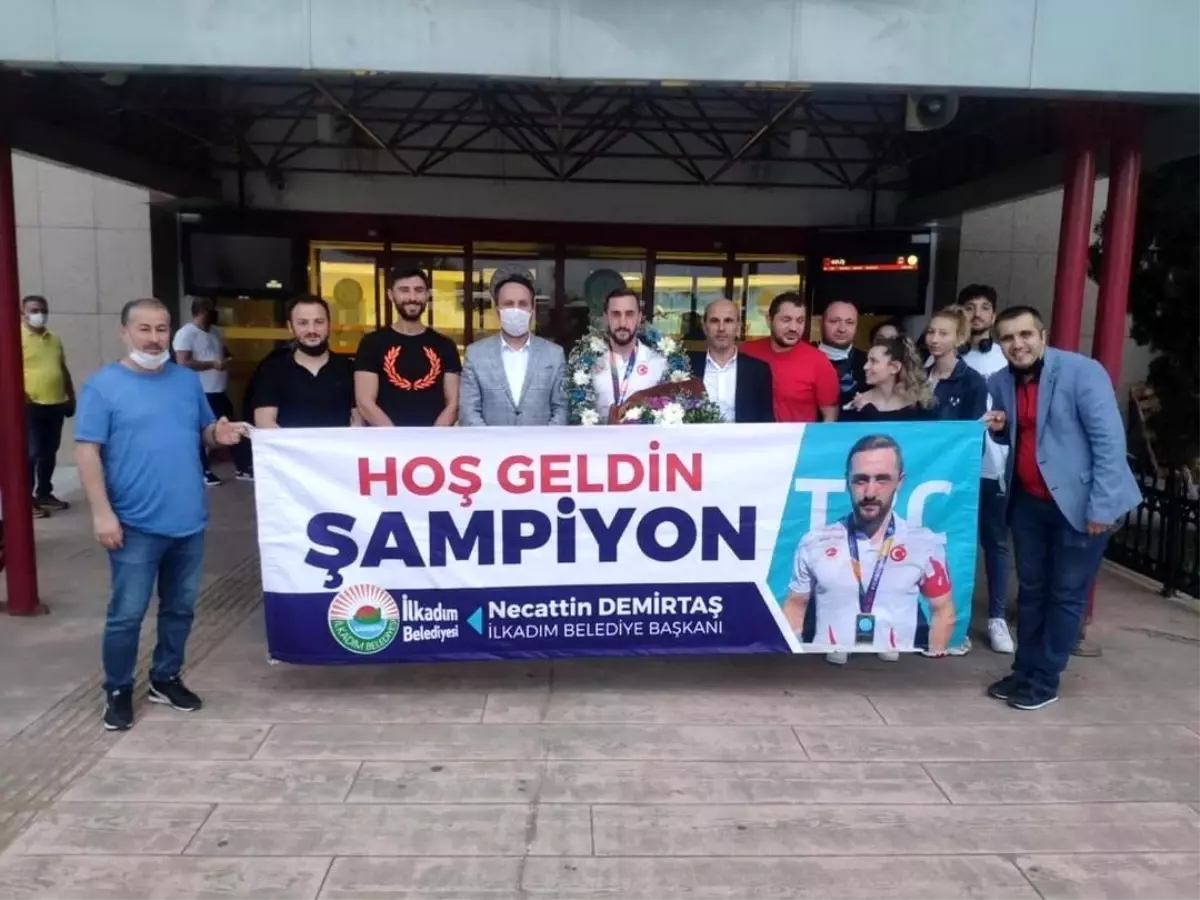 Şampiyon Altuğ Demir\'e havalimanında coşkulu karşılama